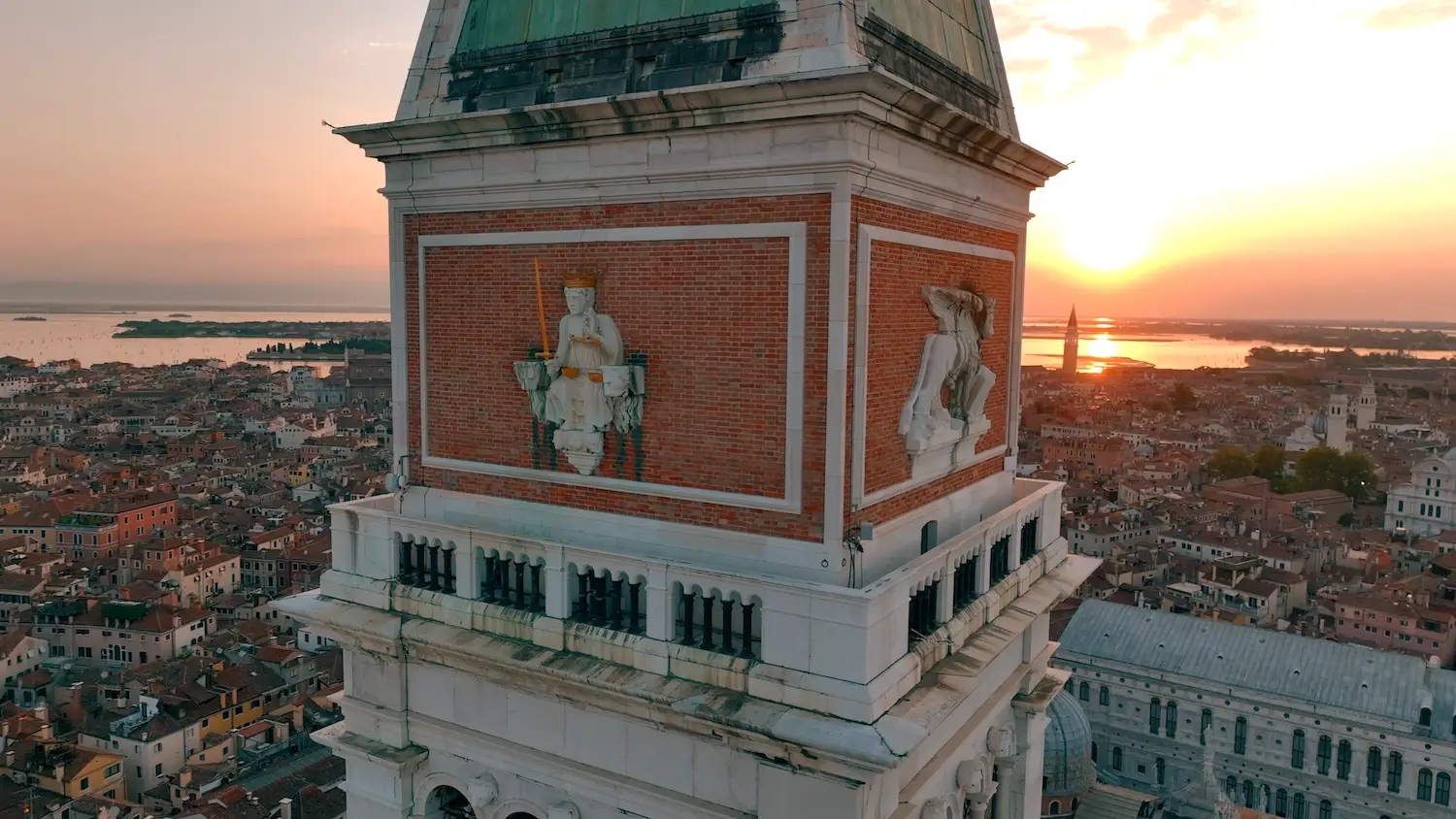 Ripresa aerea con drone del campanile di San Marco a Venezia alle prime ore dell'alba.
