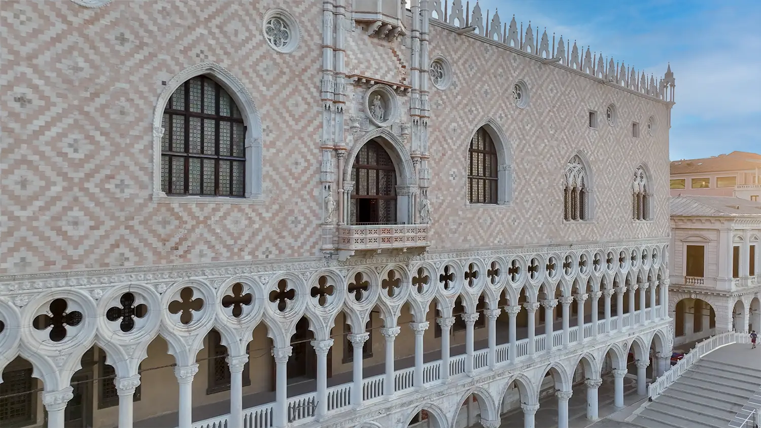 Ripresa aerea con drone della facciata di Palazzo Ducale a Venezia. Lato prospiciente il Canale della Giudecca.